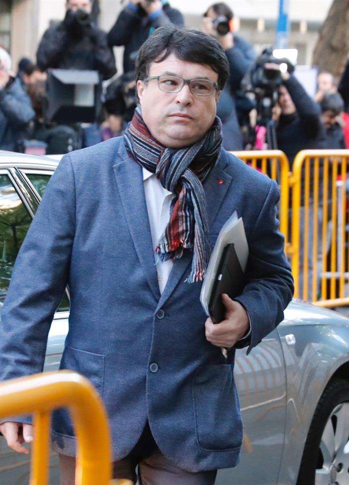 Nuet aporta al juez actas para demostrar que no apoyó tramitar la DUI Nuet aporta al juez actas para demostrar que no apoyó tramitar la DUI