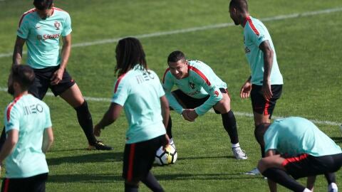 Los jugadores de la selecci&oacute;n portuguesa se ejercitan