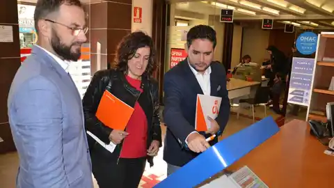 Juan Antonio Sempere, Eva María Crisol y David Caballero en el Registro Municipal Juan Antonio Sempere, Eva María Crisol y David Caballero en el Registro Municipal