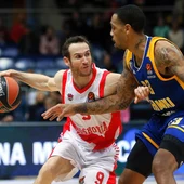 Malcolm Thomas lucha por el balón con Marcelinho Huertas Malcolm Thomas lucha por el balón con Marcelinho Huertas