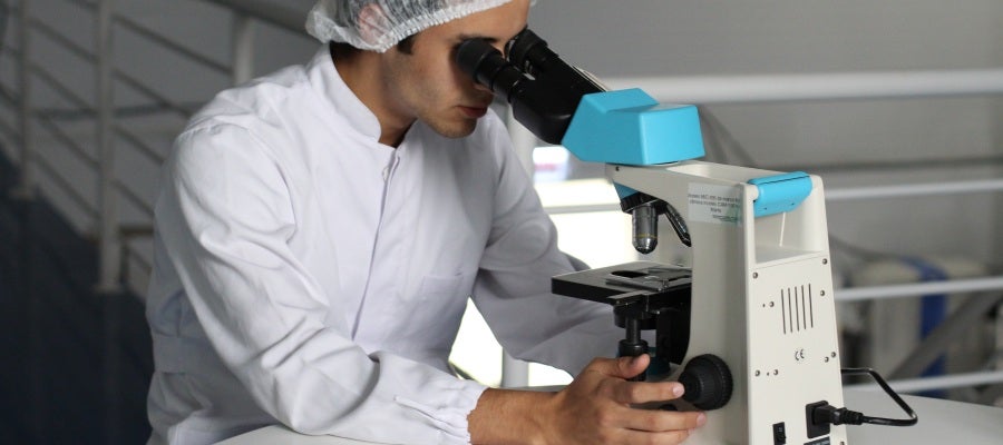 Científico investigando en un laboratorio Científico investigando en un laboratorio