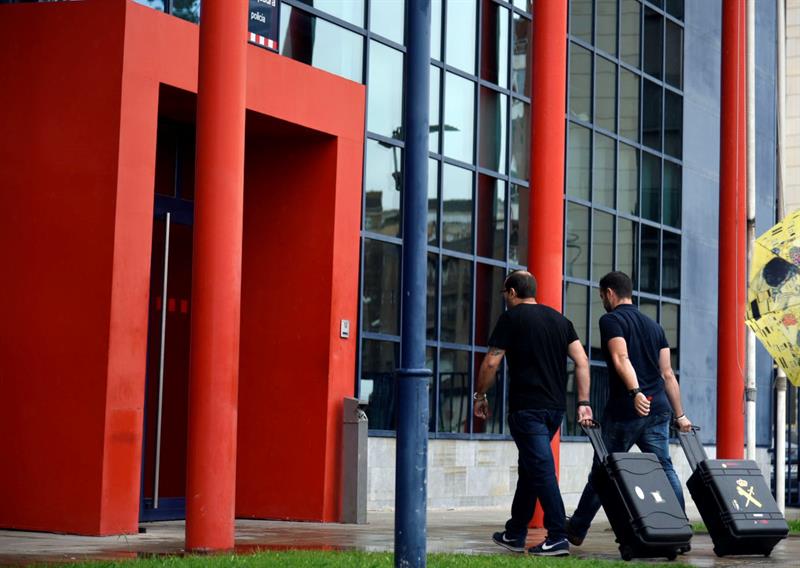 La Guardia Civil acude a la comisaría de los Mossos de Horta para buscar datos del 1-O La Guardia Civil acude a la comisaría de los Mossos de Horta para buscar datos del 1-O