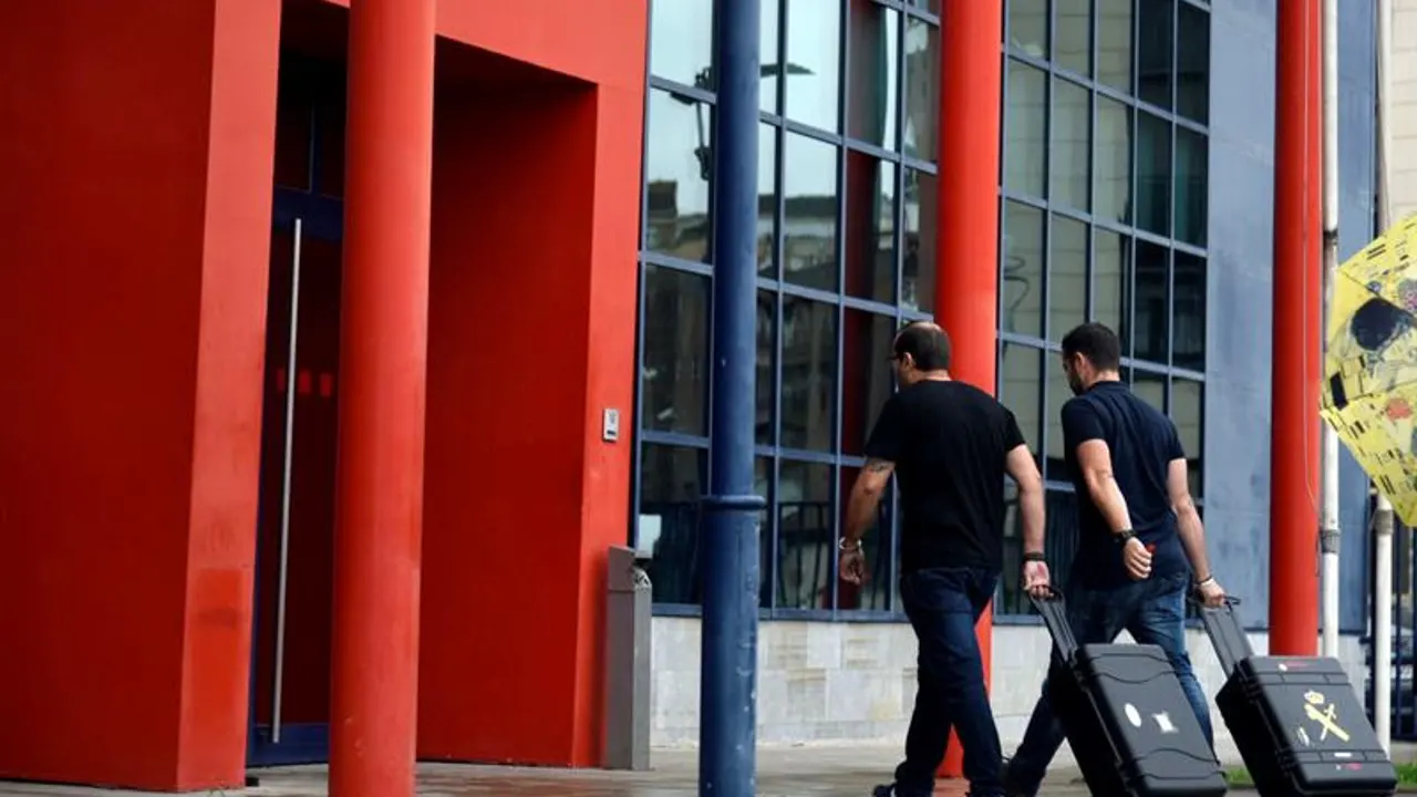 Agentes de la Guardia Civil entran en una comisaría de los Mossos para buscar información del 1-O