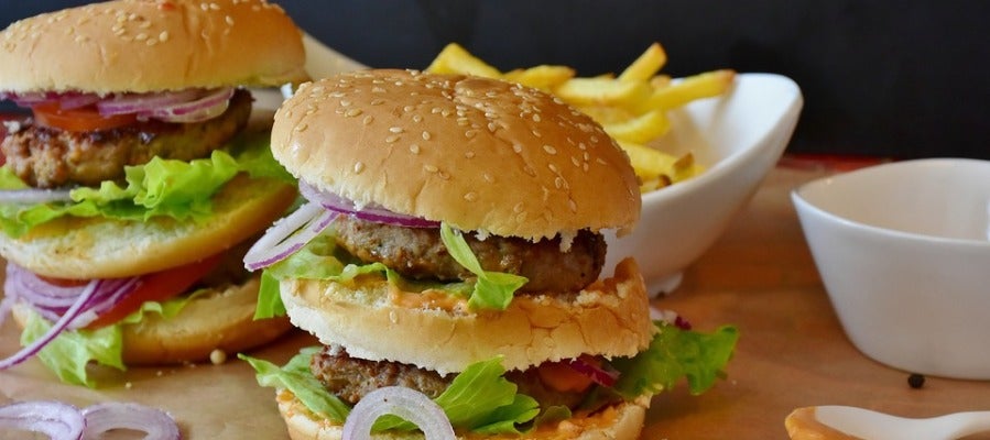 Dos hamburguesas con patatas Dos hamburguesas con patatas