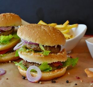 Dos hamburguesas con patatas Dos hamburguesas con patatas