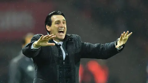 Unai Emery da instrucciones a sus jugadores desde la banda Unai Emery da instrucciones a sus jugadores desde la banda
