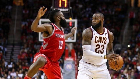 James Harden intenta robar el bal&oacute;n a LeBron James