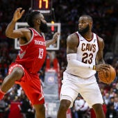 James Harden intenta robar el balón a LeBron James