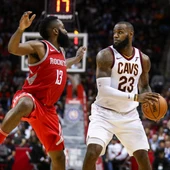 James Harden intenta robar el balón a LeBron James James Harden intenta robar el balón a LeBron James