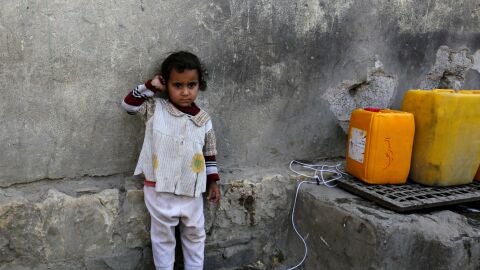  Una ni&ntilde;a yemen&iacute; espera para llenar sus garrafas de agua potable en San&aacute;