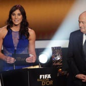 Hope Solo y Blatter, en la gala del Balón de Oro de 2013