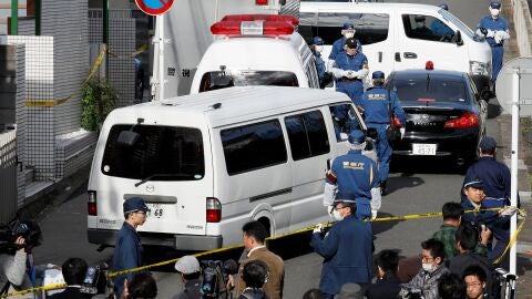 Investigadores de la polic&iacute;a registran el apartamento en el que aparecieron los cuerpos desmembrados