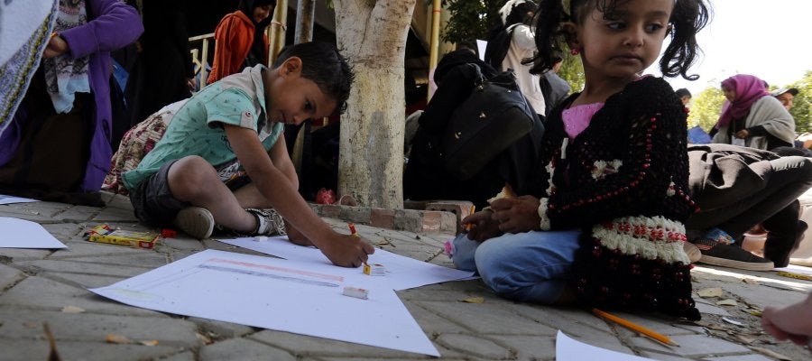 Varios niños en una calle de Yemen Varios niños en una calle de Yemen