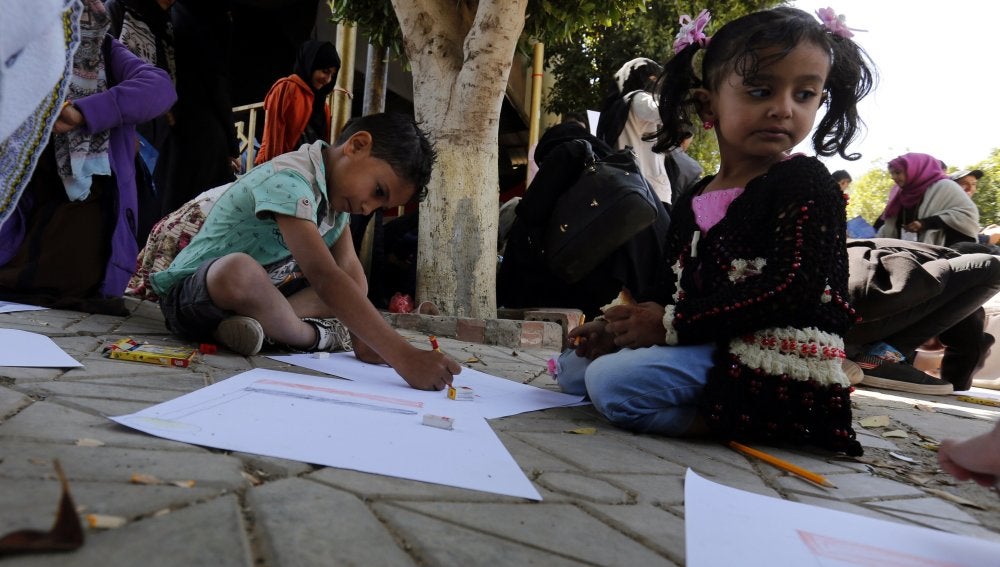 Varios niños en una calle de Yemen