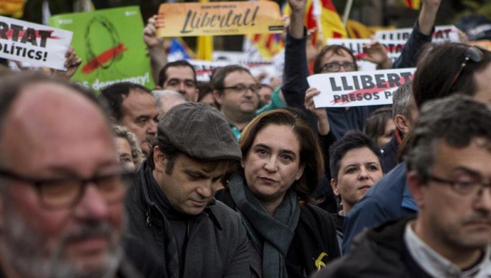La alcaldesa de Barcelona, Ada Colau, participa en la manifestación de Barcelona