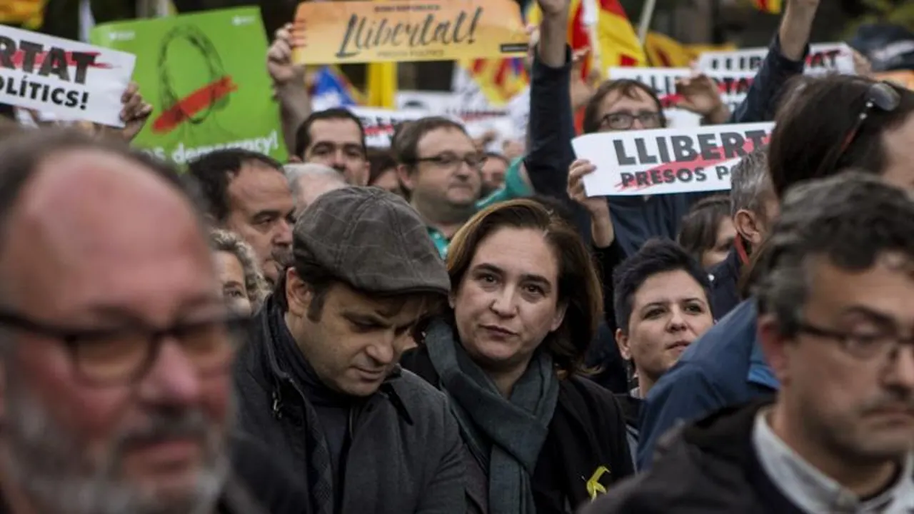 La alcaldesa de Barcelona, Ada Colau, participa en la manifestación de Barcelona