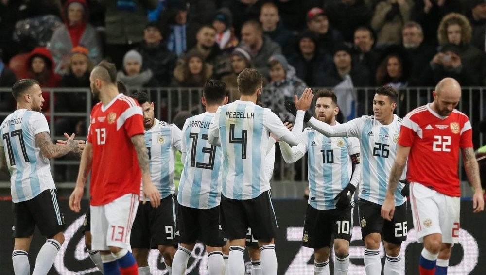 Los jugadores de la selección de Argentina celebran un gol