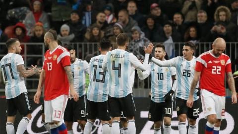 Los jugadores de la selecci&oacute;n de Argentina celebran un gol