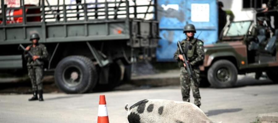 Militares vigilan durante un operativo contra el narcotráfico en Brasil. Militares vigilan durante un operativo contra el narcotráfico en Brasil.