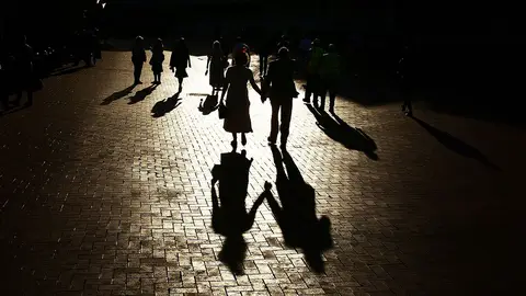 Caminando entre sombras (11-11-2017) Los corredores viajan a casa después del 2017 Stakes Day en el hipódromo de Flemington el 11 de noviembre de 2017 en Melbourne, Australia.