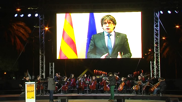 Puigdemont pide desde Bruselas a los manifestantes de Barcelona que sigan "muy activos" Puigdemont pide desde Bruselas a los manifestantes de Barcelona que sigan "muy activos"