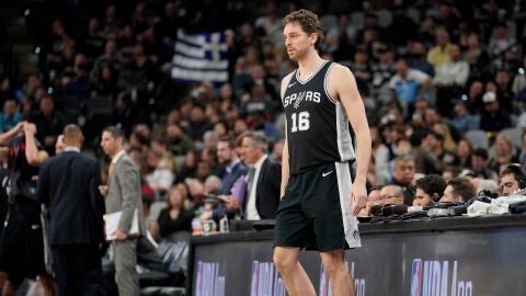 Pau Gasol se prepara para saltar a la cancha en un partido con los Spurs