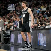 Pau Gasol se prepara para saltar a la cancha en un partido con los Spurs Pau Gasol se prepara para saltar a la cancha en un partido con los Spurs