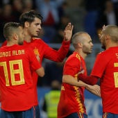 Los jugadores de la selección española celebran uno de sus goles
