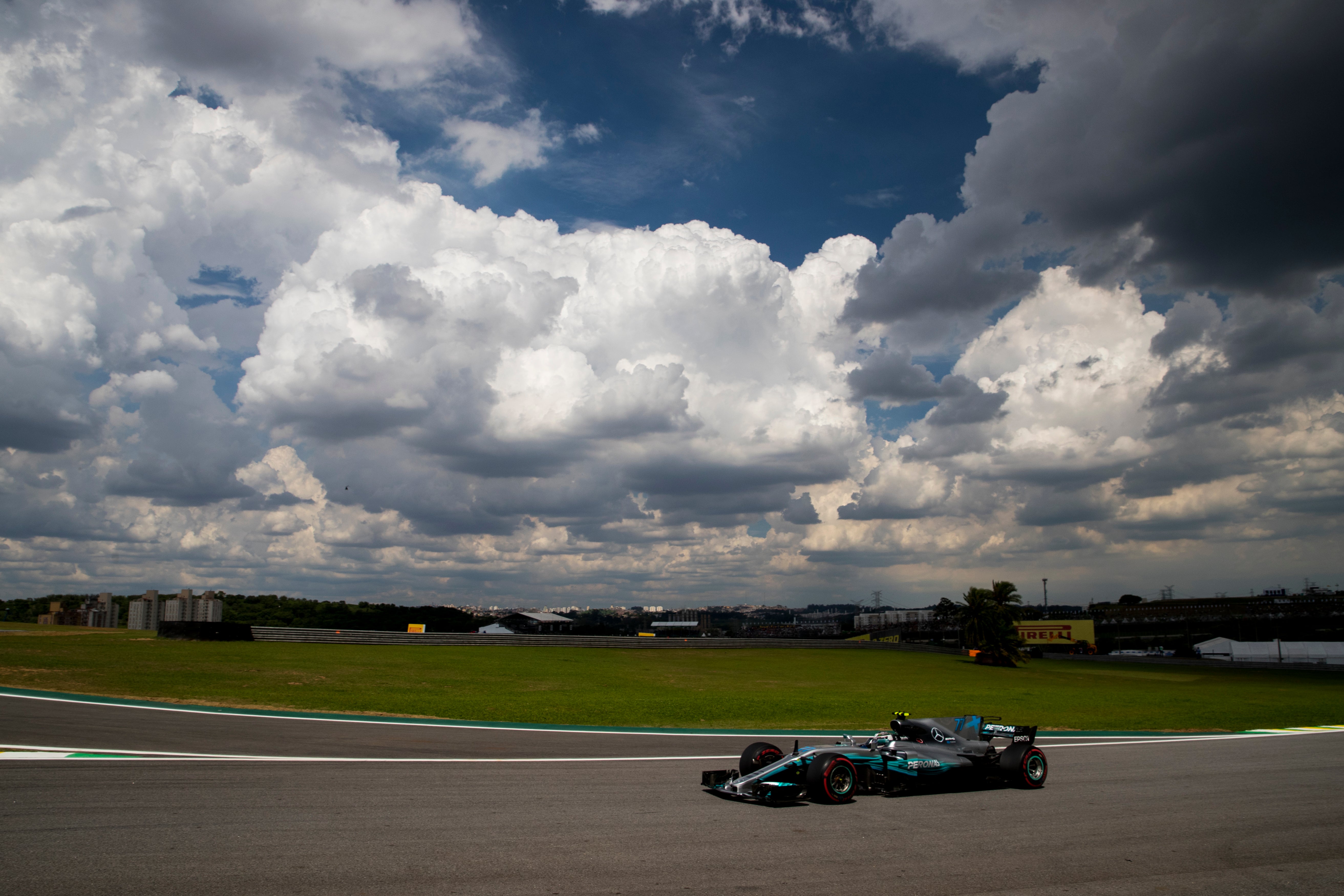 Atracan a empleados de Mercedes y de otros equipos a la salida del circuito de Interlagos Atracan a empleados de Mercedes y de otros equipos a la salida del circuito de Interlagos