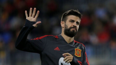 Gerard Piqu&eacute; saluda a parte de la afici&oacute;n con la Selecci&oacute;n