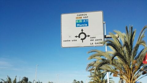 Cartel en el que se indica la direcci&oacute;n hacia el Pantano de Elche
