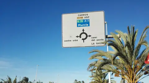 Cartel en el que se indica la dirección hacia el Pantano de Elche Cartel en el que se indica la dirección hacia el Pantano de Elche