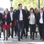 El secretario general del PSOE, Pedro Sánchez, y la presidenta, Cristina Narbona, junto a otros líderes socialistas.