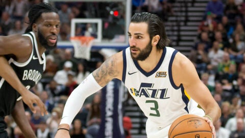 Ricky Rubio conduce el bal&oacute;n en un partido con los Jazz