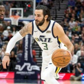 Ricky Rubio conduce el balón en un partido con los Jazz