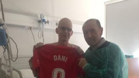 El aficionado del Sporting, Dani Su&aacute;rez, junto a Enrique Castro Gonz&aacute;lez. 