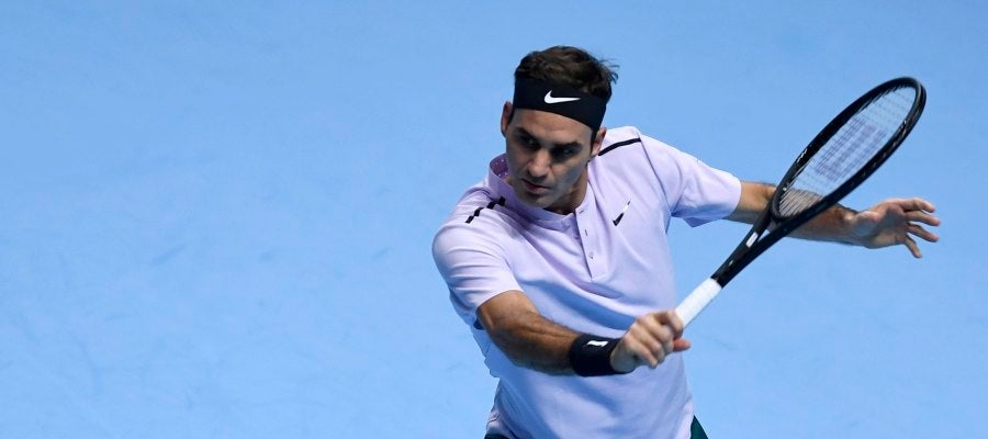 Roger Federer responde la bola en el partido Roger Federer responde la bola en el partido