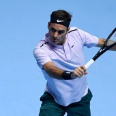 Roger Federer responde la bola en el partido Roger Federer responde la bola en el partido