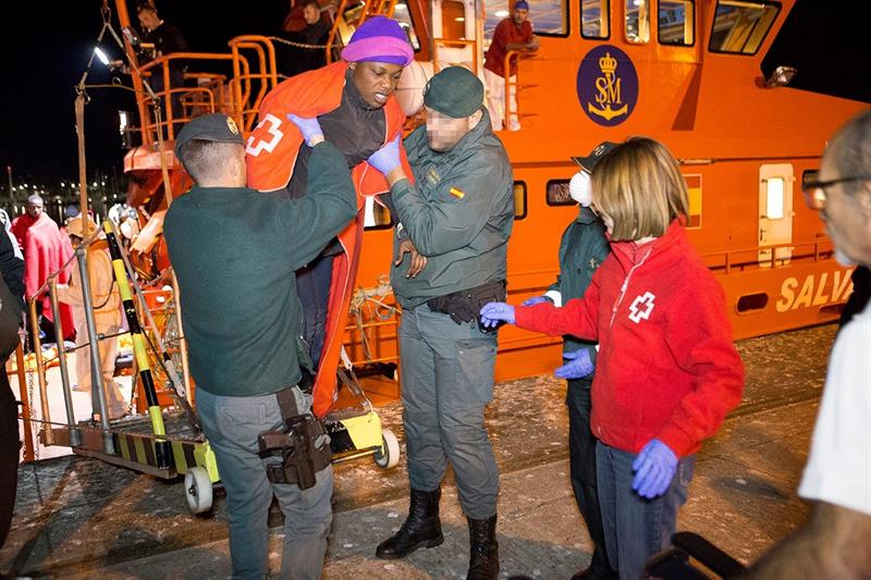 Rescatados 34 adultos y un bebé de una patera localizada al sur de la isla de Alborán Rescatados 34 adultos y un bebé de una patera localizada al sur de la isla de Alborán