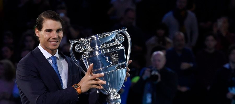 Rafa Nadal recoge el trofeo que le acredita como número 1 Rafa Nadal recoge el trofeo que le acredita como número 1