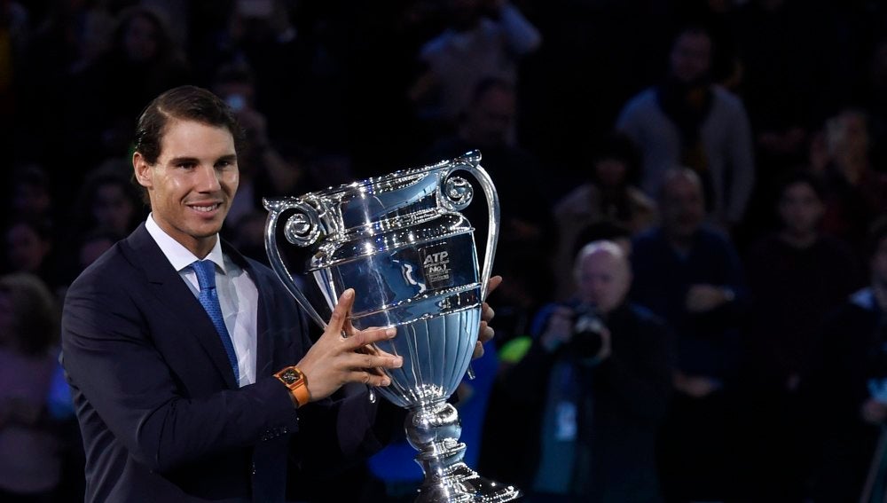 Rafa Nadal recibe el trofeo que le acredita como el mejor tenista del