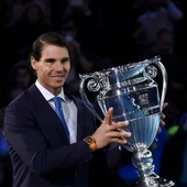 Rafa Nadal recoge el trofeo que le acredita como número 1 Rafa Nadal recoge el trofeo que le acredita como número 1