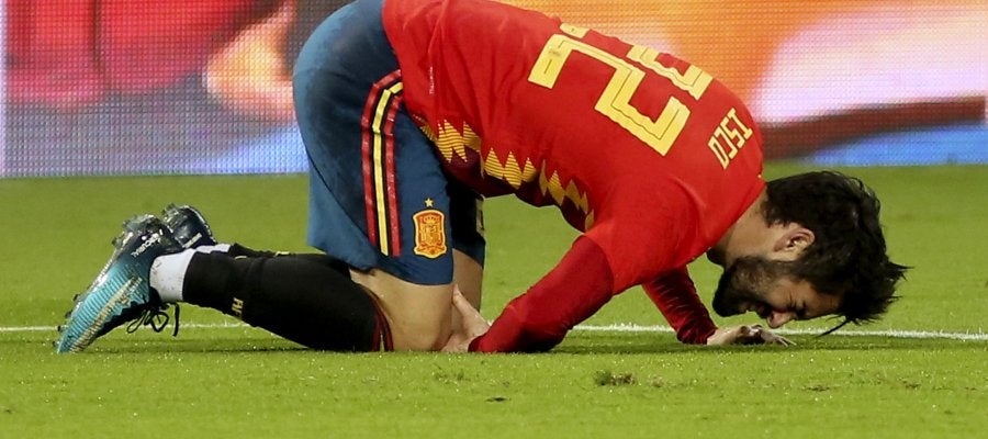 Isco se queja tras una dura entrada en el partido de la Selección Isco se queja tras una dura entrada en el partido de la Selección
