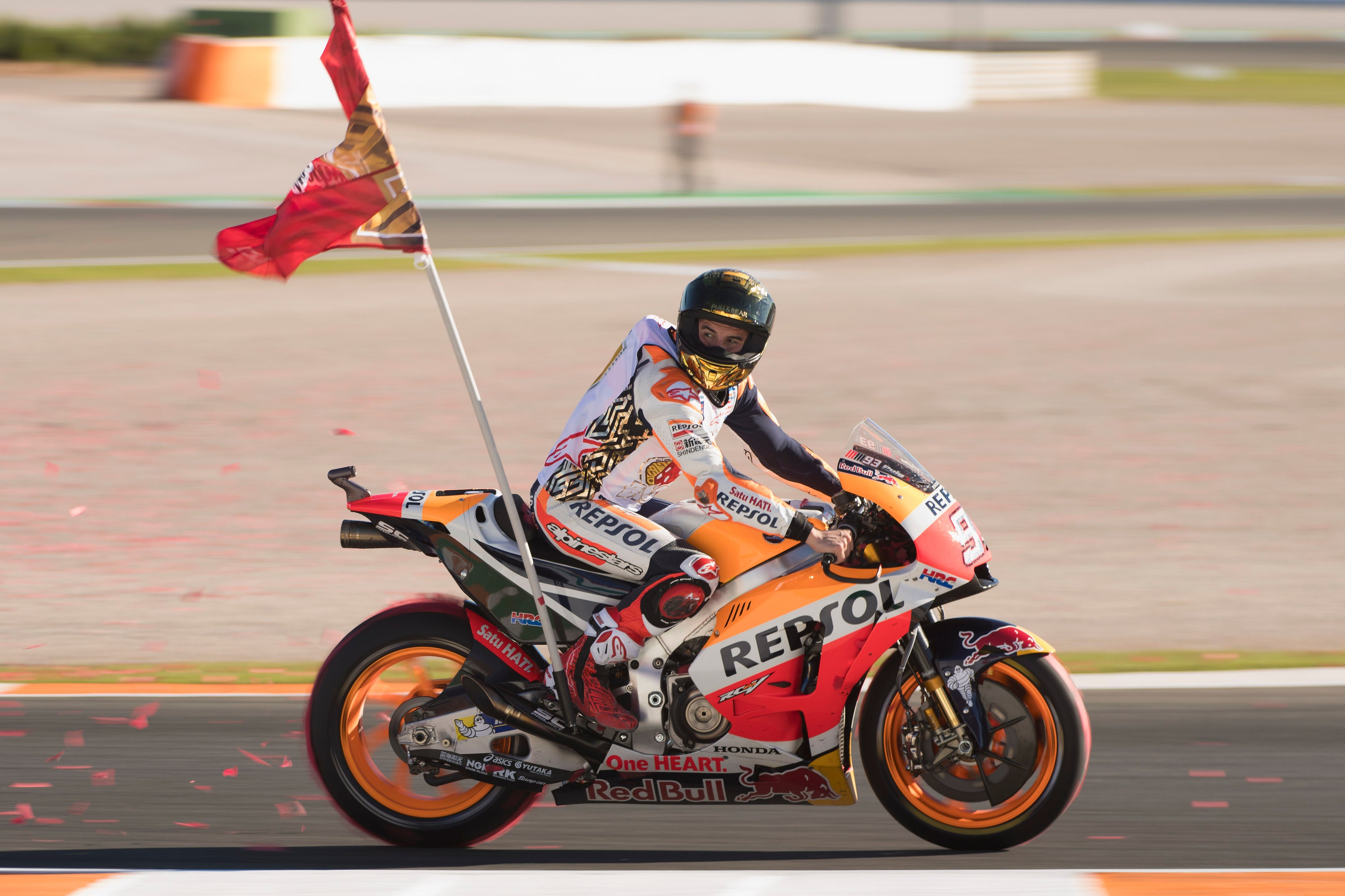Marc Márquez celebró su título de MotoGP con la bandera del 93 Marc Márquez celebró su título de MotoGP con la bandera del 93