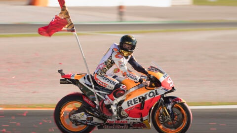 Marc M&aacute;rquez celebra su cuarto t&iacute;tulo con la bandera del 93