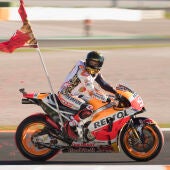 Marc Márquez celebra su cuarto título con la bandera del 93
