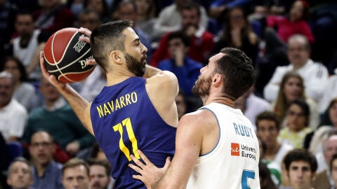 Navarro protege el bal&oacute;n ante la defensa de Rudy