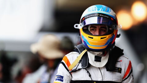 Fernando Alonso pasea por el paddock con el casco