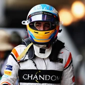 Fernando Alonso pasea por el paddock con el casco Fernando Alonso pasea por el paddock con el casco