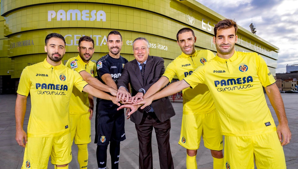 Los capitanes del Villarreal junto a Roig